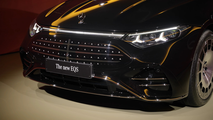 L’EQS arbore une nouvelle calandre remplie d’étoiles. On en retrouve également au niveau de la nouvelle signature lumineuse.