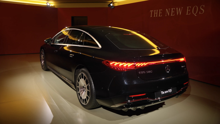 La Mercedes EQS restylée gagne quelques modifications esthétiques, de nouvelles technologies et dépasse les 900 km d'autonomie