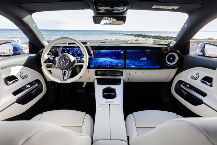 L'intérieur spectaculaire est mis en lumière par trois écrans numériques. Les commandes les plus simples s'opèrent depuis l'écran central.