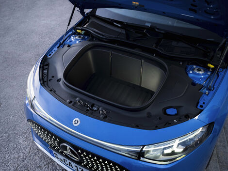 Le CLA reconduit un frunk de plus de 100 litres, pratique pour loger les câbles de recharge.