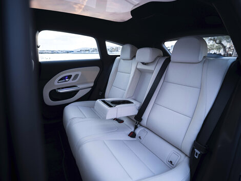 L'espace aux places arrière reste correct. La garde au toit gagne 2 cm.