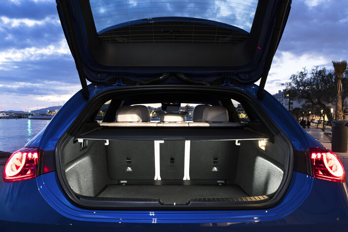 Le coffre gagne seulement 50 litres. Il cube 455 litres. C'est peu pour une famille, mais il profite d'une plus grande hauteur de chargement par rapport à la berline équipée d'une malle. 