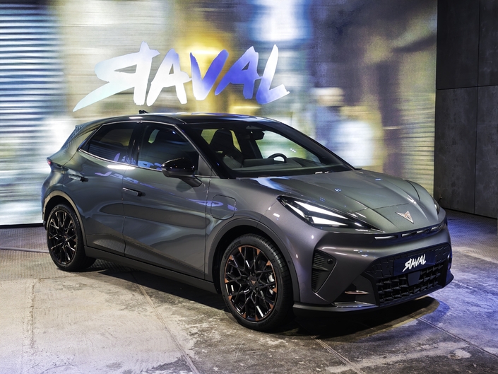 Le style de la Raval est sans conteste très dynamique, et plutôt plaisant. Moins ostentatoire finalement que celui des grands frères SUV.