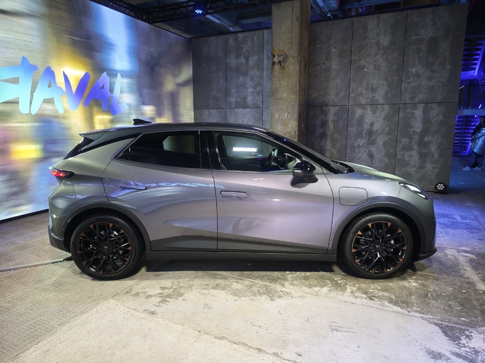 La longueur est limitée à 4,05 m, comme une Peugeot 208 par exemple. Les jantes peuvent aller jusqu’à 19 pouces et les poignées sont affleurantes. La pièce noire sur le montant arrière est là pour donner l’impression d’une ligne de coupé…