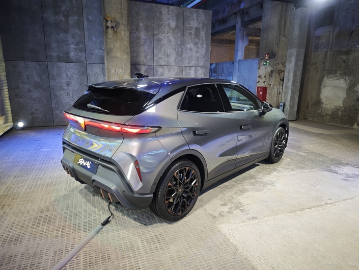 La Raval rapproche ses tarifs de ceux de la citadine électrique la plus vendue en France ces derniers temps : la R5. L’entrée de gamme est 1 000 € plus chère, mais l’espagnole est plus habitable, à un plus grand coffre, et plus de puissance en version de base.