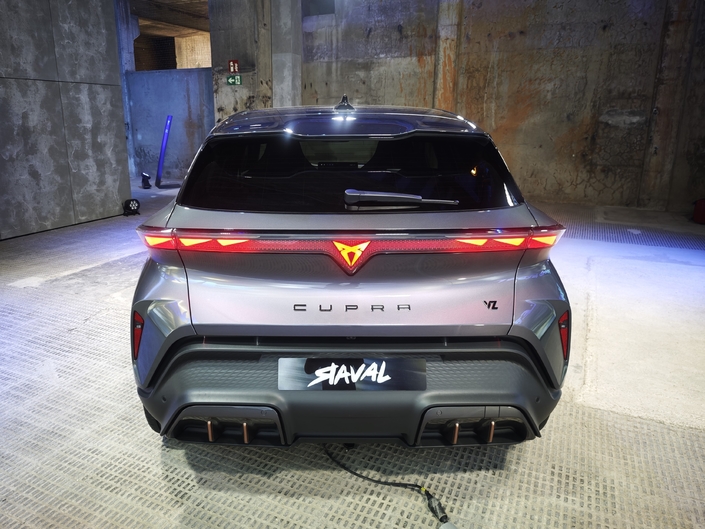 Gros becquet de hayon, gros faux diffuseurs en bas du bouclier, signature lumineuse là aussi en triangles et logo lumineux, la poupe de la Raval continue dans l’aspect sportif.