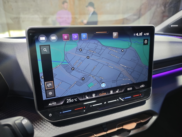 Le système multimédia est basé sur un système d’exploitation Android fourni par Google. Déjà vu chez d’autres constructeurs, c’est un gage d’efficacité et de fluidité. On n’a pas trop eu le temps de l’explorer ici.
