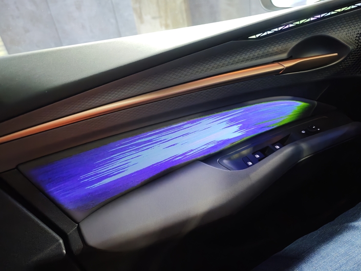 Des projecteurs projettent sur les panneaux de portes des animations colorées, animées et personnalisables. Surprenant, inédit, et assez joli on doit le reconnaître.