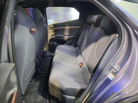 Les places arrière offrent un espace moyen, mais la concurrence, R5 électrique en tête, ne fait pas mieux. Parfois moins bien.