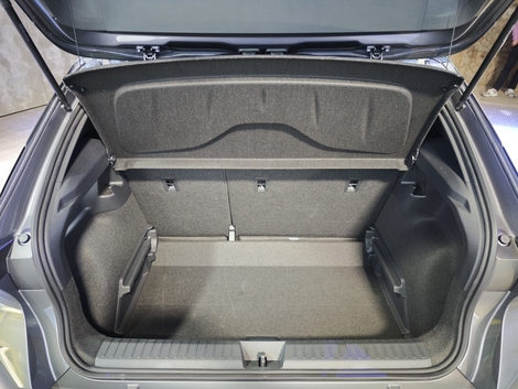 Par contre le volume de coffre de 441 litres, lui, est digne d’une compacte. Pas mal pour seulement 4,05 m de long.