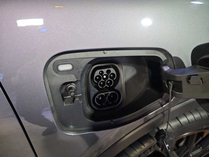 La Raval offre du choix en matière de puissance : 116, 135, 211 et 226 ch, et de batterie, 37 ou 52 kWh. La charge rapide est différente selon la finition, entre 50 et 105 kW.