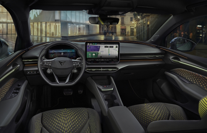 La planche de bord est moderne, enveloppante, et les jeux de lumières d’ambiance sont omniprésents, mais en option le plus souvent. La qualité de finition est très bonne pour la catégorie. Les écrans font 10 pouces pour le conducteur et 12,9 pouces pour le multimédia. Le système est fourni par Google et est gage d’efficacité. Mais tout passe par lui. 