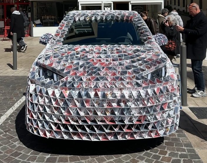 Une BYD façon château de cartes surprise à Marseille