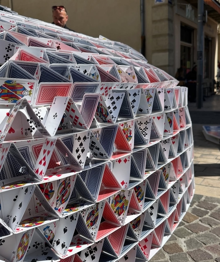 Une BYD façon château de cartes surprise à Marseille