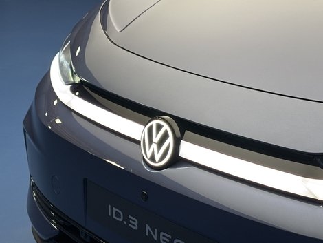 Le logo illuminé côtoie un large bandeau lumineux qui court sur toute la largeur.