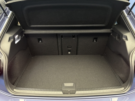 Le coffre propose une capacité de chargement intéressante de 385 litres.