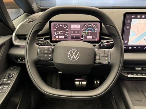 L'instrumentation de 10 pouces ne dispose pas de casquette. L'affichage néo-rétro est du meilleur effet.