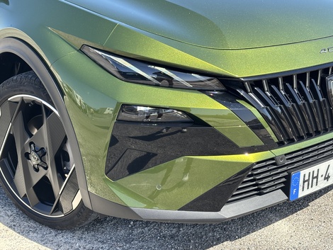 Les projecteurs avant reprennent à leur compte la signature lumineuse en forme de griffes.