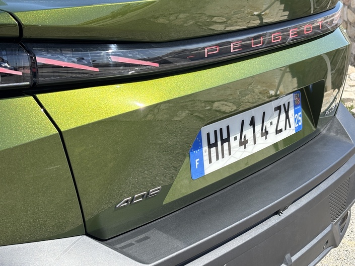 Les feux arrière sont désormais reliés par un bandeau translucide qui abrite le logo Peugeot rétroéclairé pour la première fois.