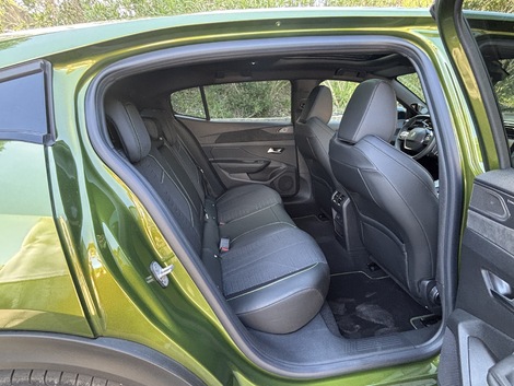 L'espace aux genoux est généreux. La garde au toit un peu moins.