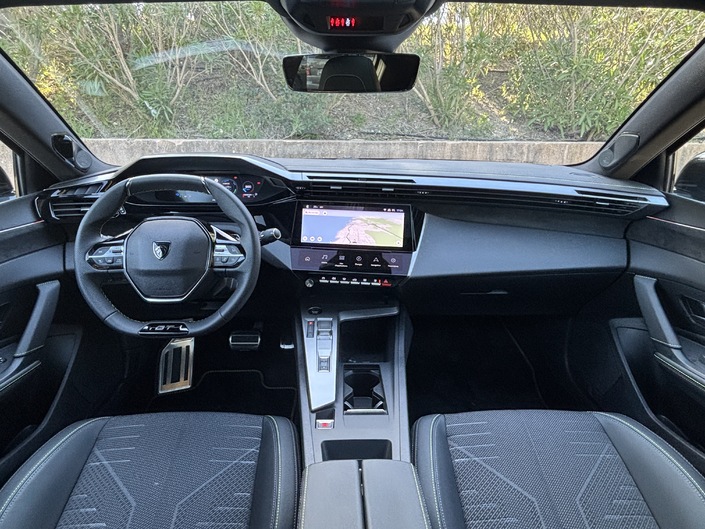 La planche de bord n'évolue pas du tout. À vrai dire, il n'y en avait pas besoin, car elle est toujours aussi moderne et décalée par rapport aux autres productions du marché.