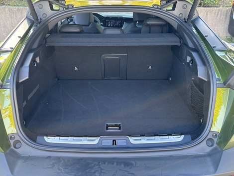 Ici, en hybride rechargeable, le coffre ne propose que 415 litres, ce qui est peu vu le gabarit de la voiture.