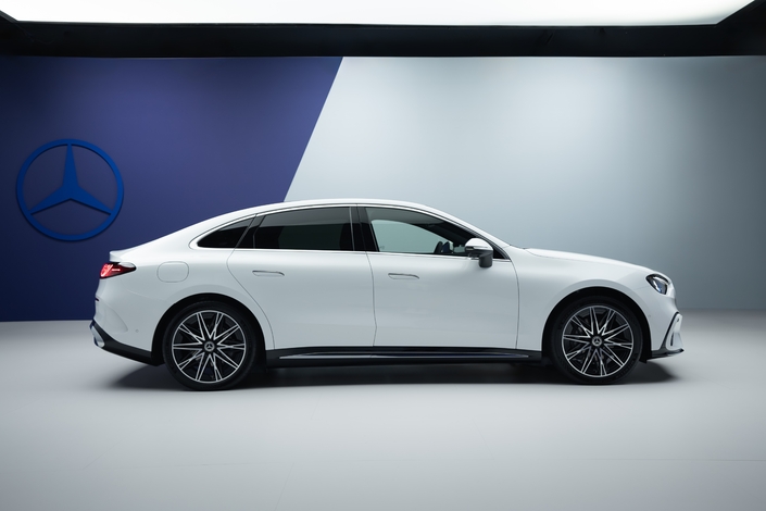 L'une des principales nouveautés de la Classe C se situe au niveau du profil avec l'abandon de la forme tricorps.