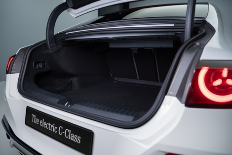 La Classe C conserve son coffre, moins pratique qu'un hayon. Sa contenance atteint 470 litres.