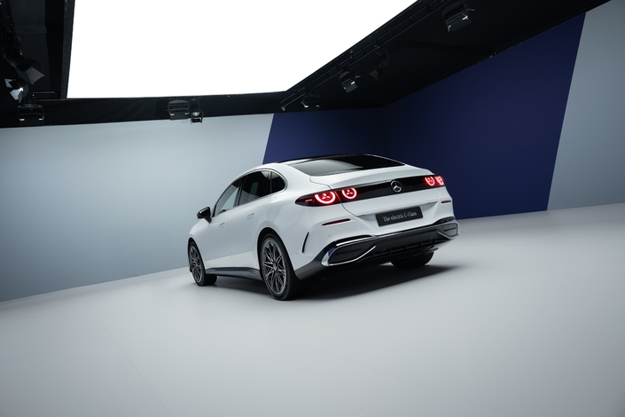 Vu de 3/4 arrière, pas de doute, la nouvelle Classe C n'est plus vraiment une berline tricorps.