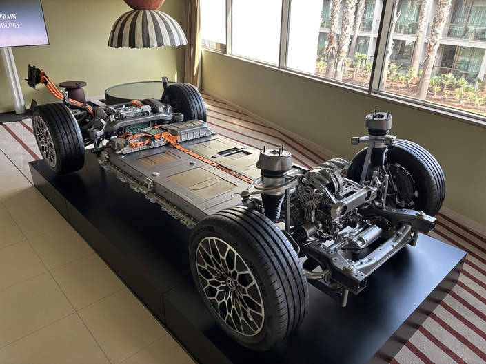 La plateforme de la Classe C accueille des batteries qui permettent d'atteindre près de 800 km en autonomie. Les puissances de recharge atteignent 330 kW.