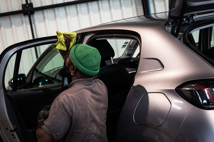 Des intérieurs de portes sales ou gras sauteront directement aux yeux si le reste de la carrosserie est dans un état irréprochable. (Crédit photo : MaxPPP)