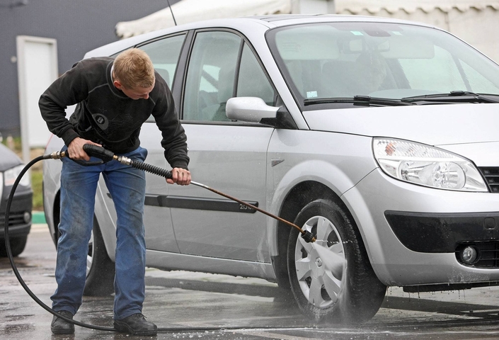 Avant tout travail de rénovation, il convient de nettoyer parfaitement son auto. (Crédit photo : MaxPPP)