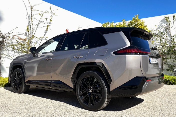 A l’arrière également, les changements sont profonds avec des feux arrière redessinnés et une lunette redressée.