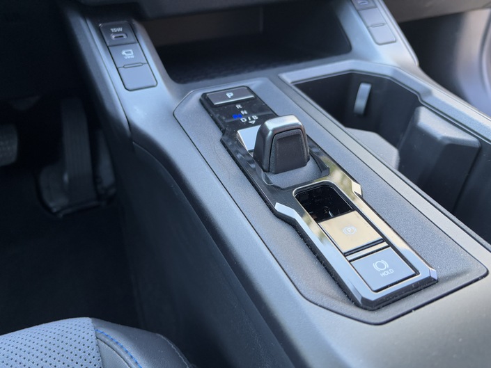 A bord, le nouveau levier de transmission modernise la conduite, tout comme les phases de roulage en tout électrique plus nombreuses.