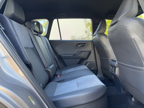 Les places latérales sont confortables et spacieuses. Dommage que l’on ne dispose que d’un seul plafonnier.