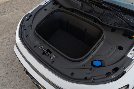 De série, le GLB est équipé d’un grand frunk capable d’accueillir une valise cabine ou des câbles de recharge.