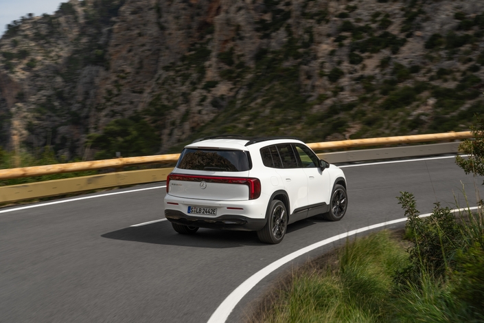 Le GLB est équipé d’une boîte de vitesses à deux rapports qui s’enclenche à partir de 110 km/h, une technologie qui permet d’abaisser les niveaux de consommation et d’offrir une V-max digne du segment premium avec 210 km/h.