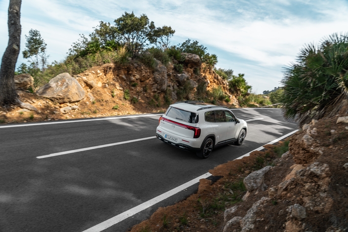 Nous avons observé une consommation moyenne de 18,2 kWh/100 km sur notre parcours. Soit un rayon d'action de 467 km dans nos conditions d'essai. Atteindre les 500 km n'est qu'une formalité.