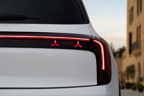 Le bandeau lumineux arrière est constellé d’étoiles.