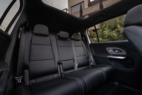 L’espace aux places arrière progresse. Il y a beaucoup de place pour les passagers. La banquette coulisse et les dossiers sont inclinables.