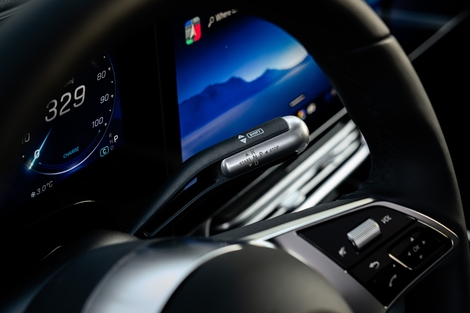 La récupération d’énergie à plusieurs niveaux, allant de la roue libre à l’arrêt complet du véhicule (One pedal), n'est pas très pratique à utiliser. Le système s'actionne en donnant une impulsion sur le levier de vitesse placé derrière le volant.