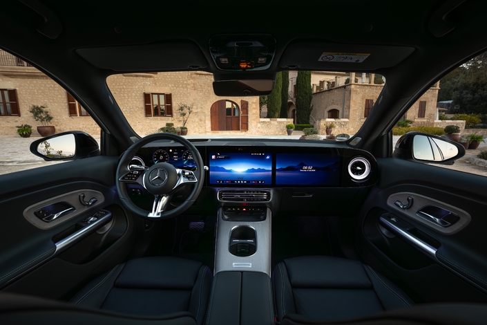 Le GLB reconduit le cockpit du CLA composé de trois écrans. Le troisième pour le passager est en option. Le système MBUX est l’un des plus pointus du marché à l’heure actuelle.