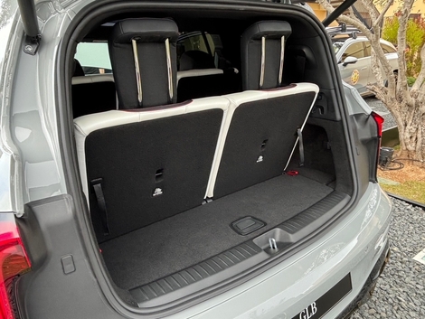 tous sièges en place le volume tombe à 145 litres. Il y a un petit rangement sous le plancher du fond.