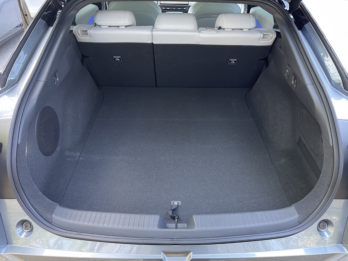 Le coffre est très grand même banquette en place, mais il se passe de cache-bagages. Dossiers repliés, on obtient une longueur de chargement frisant les 2 m et un volume de 1 931 l, valeur rarissime sur une berline.