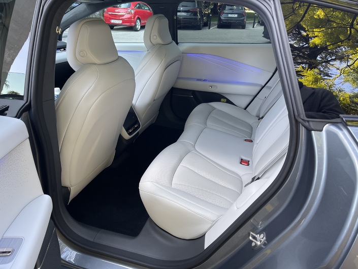 La banquette arrière, aux dossiers inclinables, se révèle des plus agréables. Dommage que la place manque en hauteur, car en longueur, c’est royal.