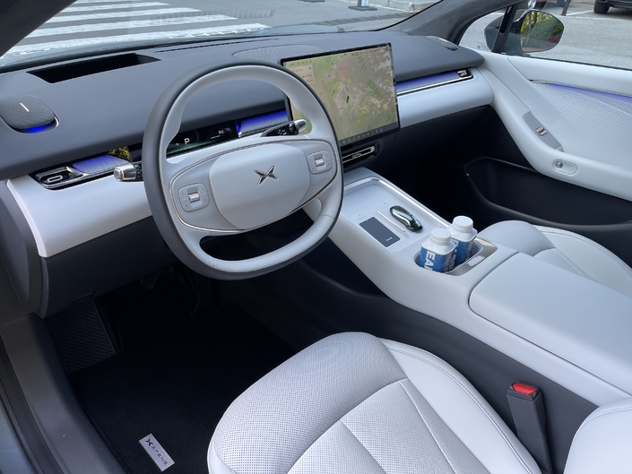 Derrière le volant, on trouve un afficheur moyennement lisible, mais qui a le mérite d’exister (n’est-ce pas, Tesla…).