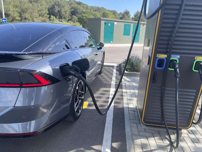 Une seule prise sur la Xpeng, qui en aurait mérité deux vu sa longueur (5,07 m). En revanche, la recharge ultra-rapide fonctionne efficacement, un gros plus sur une voiture de ce prix.