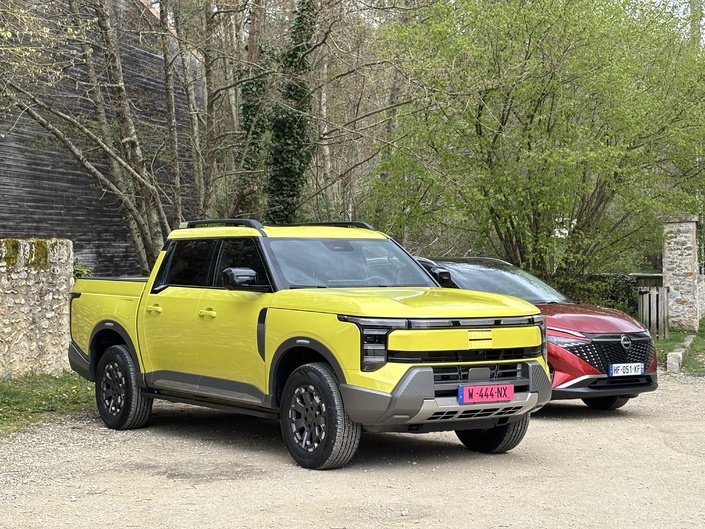 Le Frontier prend la pose à côté d’un Qashqai. Il y a fort à parier que les gens de Nissan France ou/et Europe voulaient connaître ce gros bébé.