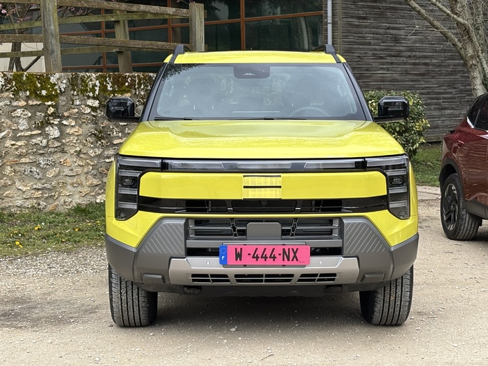 La face avant est spectaculaire avec un large bandeau lumineux sur la partie supérieure de la calandre.