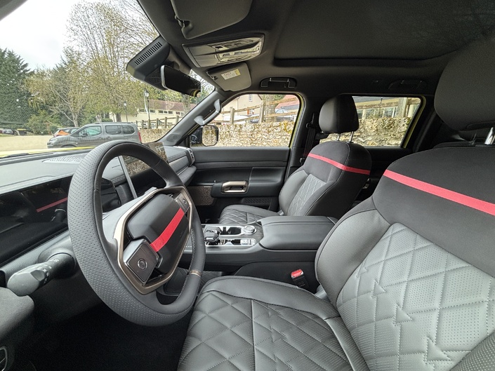 En collant son téléphone à la vitre, on arrive à découvrir plus précisément à quoi rassemble l’intérieur du Frontier.